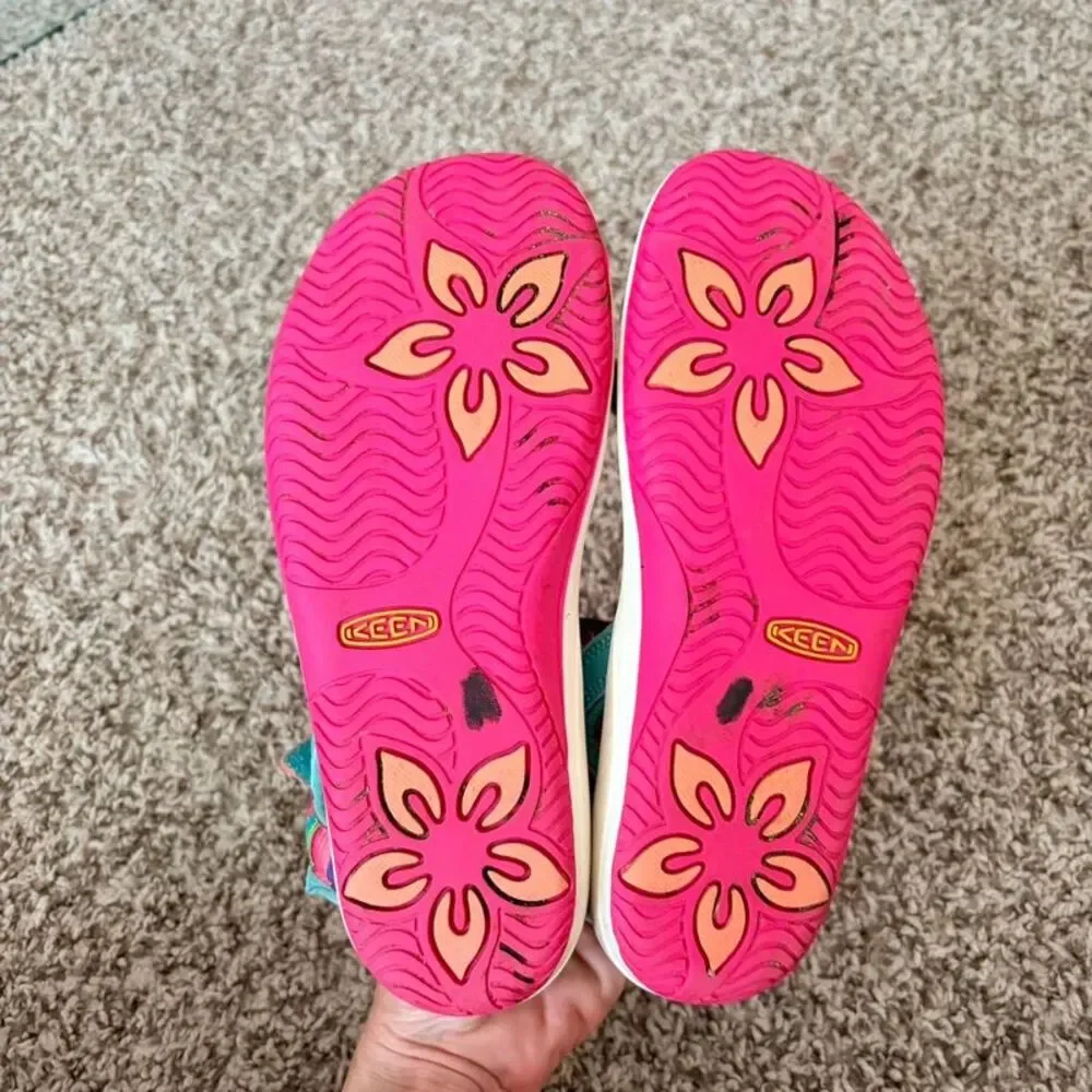 Size 3 / Girls KEEN Sandals